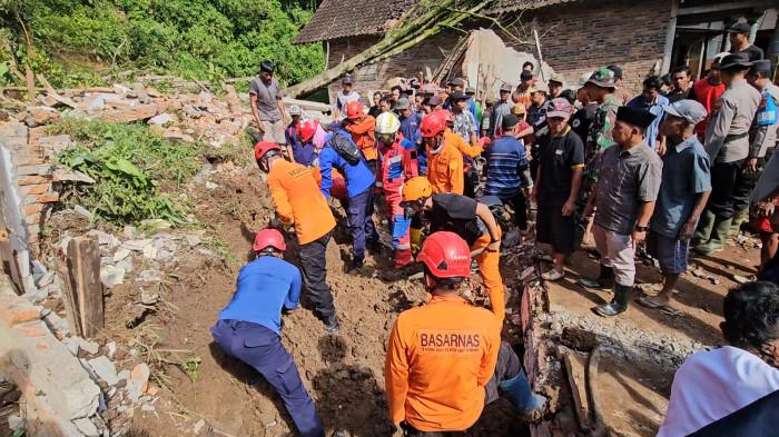 LONGSOR - Proses evakuasi bencana tanah longsor di Desa Depok, Kecamatan Bendungan, Kabupaten Trenggalek, Jawa Timur, Minggu (2/11/2025). Dua orang masih dalam upaya pencarian sementara dua orang lainnya ditemukan tewas dan satu orang selamat dengan kondisi luka-luka.