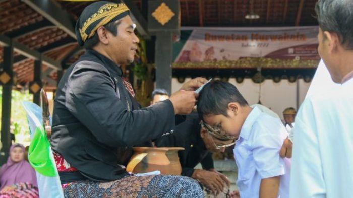 Prosesi pemotongan rambut dalam tradisi Ruwatan Murwakala di Bojonegoro