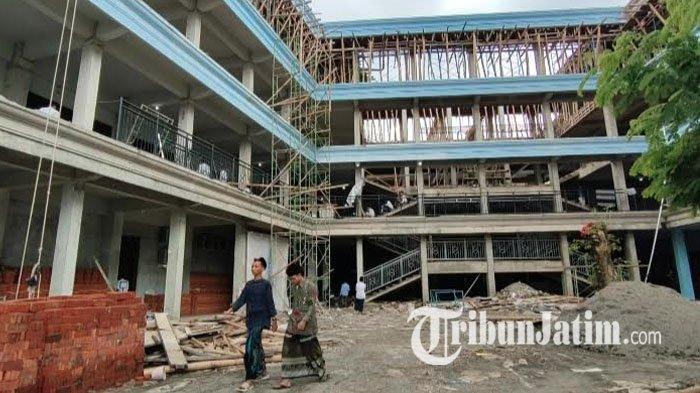 PEMBANGUNAN - Proyek pembangunan gedung di kawasan Pondok Pesantren Lirboyo Kota Kediri, Jawa Timur, Kamis (2/10/2025). Sebelumnya sempat viral video 'Santri Lirboyo Ngecor' dan menuai beragam tanggapan warganet, usai insiden ambruknya musala Ponpes Al Khoziny Sidoarjo.