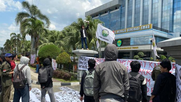 Alimudin Syok Bayar Air Capai Rp 9 Juta Perbulan, Kini Mahasiswa Geruduk Kantor Gubernur: Terbukalah