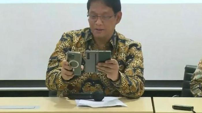 Bandingkan Ponsel dengan Anak Buah, Purbaya Tertawa Miliknya Lebih Kecil: Handphone Lo Bagus