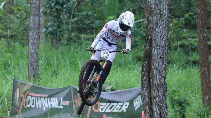 136 Rider Downhill Bersaing Ketat di Klemuk Bike Park Batu, Pandu Satrio Kejutkan Kelas Men Elite