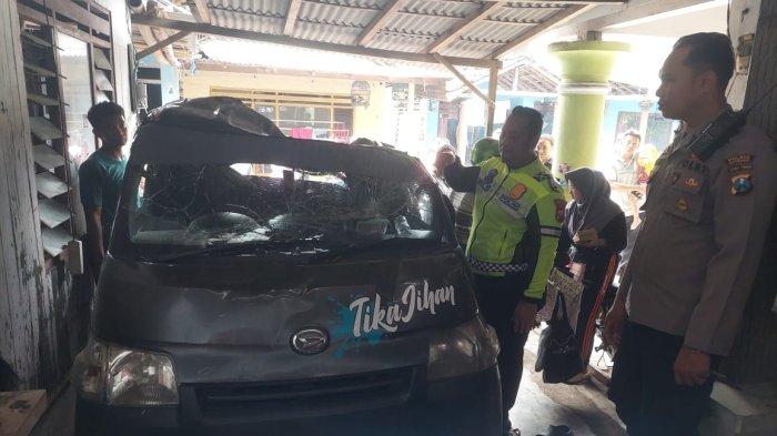 Mobil Pikap Tertimpa Pohon di Situbondo, Angkut Rombongan Anak TK dan Orang Tua, 6 Orang Terluka