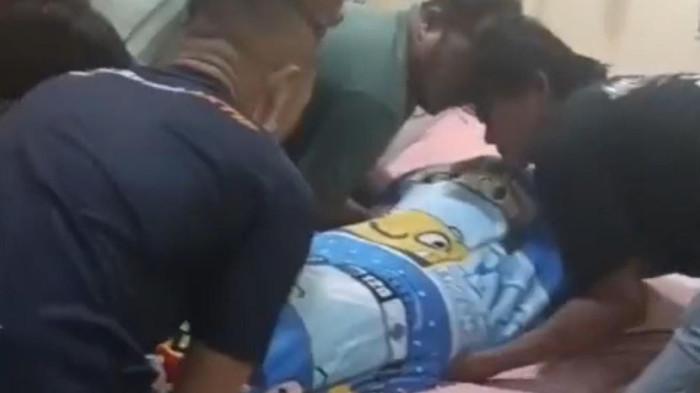 KELUARGA NGAMUK - Viral, Kecewa tidak dapat meminjam troli pemindah jenazah, keluarga angkut pasien yang sudah meninggal dengan cara angkut secara mandiri hingga masuk ambulan, Rabu (12/11/2025). Kades memviralkan kejadian tersebut.