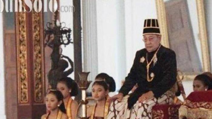RAJA SOLO WAFAT - Raja Keraton Solo Sri Susuhunan Pakubuwono (PB) XIII Hangabehi saat merayakan ulang tahun ke-74 pada Selasa (28/6/2022). Jenazah Raja Keraton Solo Sinuhun Pakubuwana XIII akan disemayamkan di Bangsal Maligi.