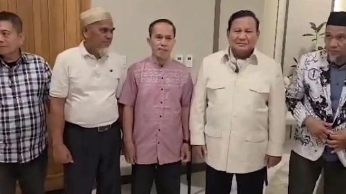 DALANG KASUS - Presiden Prabowo Subianto serta dua guru SMA Negeri 1 Luwu Utara, Sulawesi Selatan, yakni Rasnal dan Abdul Muis di Lanud Halim Perdanakusuma, Jakarta, Kamis (13/11/2025) dini hari. Kini dalang di balik kasus keduanya tengah disoroti