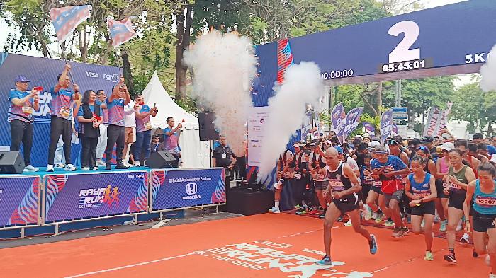 Ribuan Pelari Meriahkan Raya Run 2025 di Surabaya, Ada Komunitas Hingga Atlet Profesional