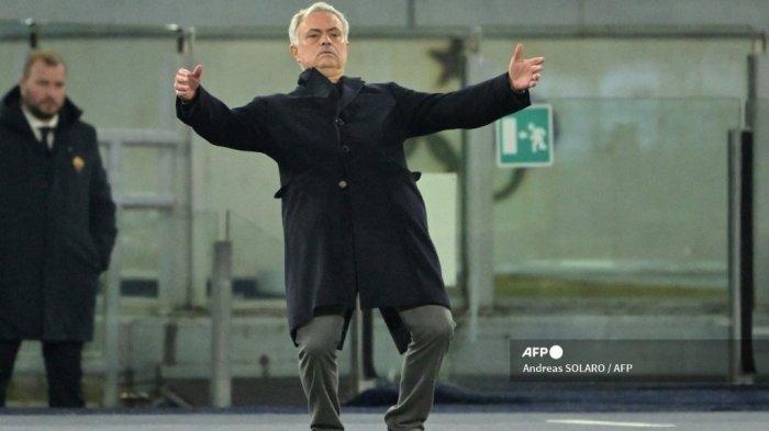 AKSI MOURINHO - Reaksi pelatih Fenerbache asal Portugal Jose Mourinho selama pertandingan sepak bola Liga Eropa UEFA antara AS Roma dan FC Sheriff pada 14 Desember 2023 di stadion Olimpiade di Roma. (Foto arsip).