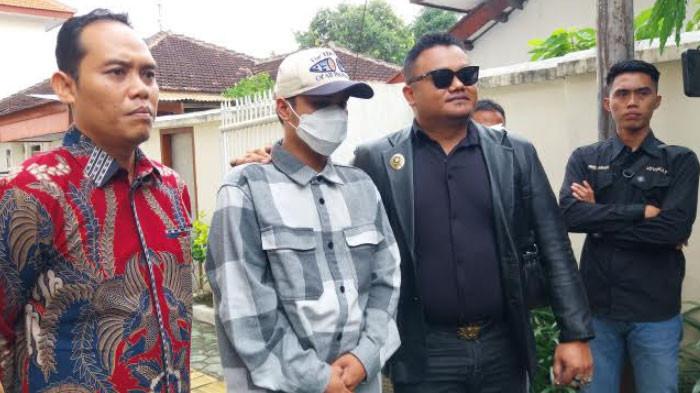SIDANG MEDIASI - Ressa Rizky Rossano (bertopi), pemuda berusia 24 tahun yang mengaku sebagai anak kandung Denada dan merasa ditelantarkan sejak kecil di PN Banyuwangi, Kamis (15/1/2026). Densda tak hadir dalam sidang mediasi kedua.
