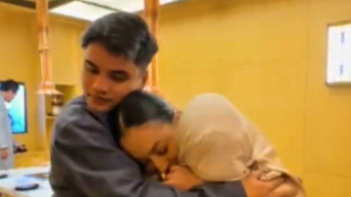 PANGGIL IBU - Ressa Rizky Rossano akhirnya bisa mewujudkan impiannya untuk memanggil penyanyi Denada dengan panggilan ibu. Panggilan ibu tersebut terucap setelah Ressa dan Denada bertemu langsung dan memutuskan berdamai, Kamis (26/3/2026).