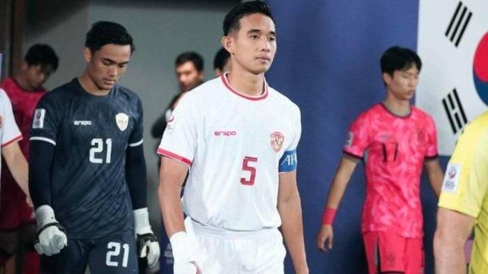 MASUK PUSKAS AWARDS - Bek Timnas Indonesia, Rizky Ridho berjalan memasuki stadion dalam pertandingan Piala Asia U23 2024. Gol Rizky Ridho masuk daftar nominasi 11 gol terbaik dunia, Sabtu (15//11/2025).