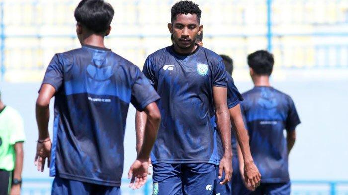 GRESIK UNITED - Roberto Rigyaldo resmi berseragam Gresik United untuk arungi Liga 3 2025/2026. Sebelum berseragam Gresik United, Roberto Rigyaldo pernah memperkuat PSM Makassar junior, Persis Solo, hingga Nusantara United di Liga 2, Rabu (1/10/2025).