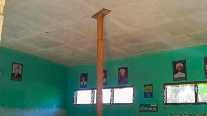 Ruang kelas di SDN Banyuwulu 4 yang rusak diganjal bambu agar tidak roboh