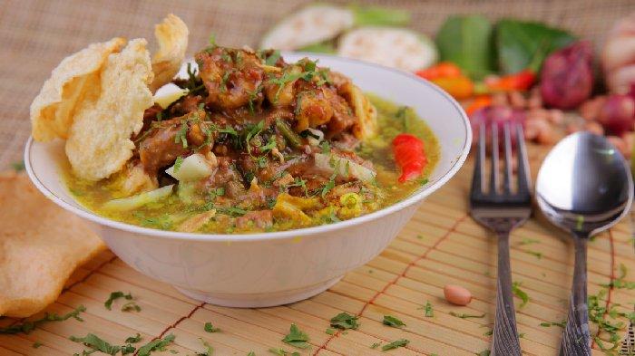 Rujak soto adalah masakan khas Kabupaten Banyuwangi, Jawa Timur. Masakan ini merupakan paduan unik antara rujak sayur dengan soto, bisa soto daging (daging sapi) atau soto babat.