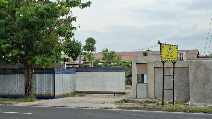 RUMAH JOKOWI - Rumah hadiah untuk Presiden ke 7 Joko Widodo (Jokowi) masih ditutupi seng, Selasa (21/10/2025). Rumah pensiun Jokowi ini berdiri di atas lahan seluas 12.000 meter persegi dengan harga mencapai Rp10 juta per meter.