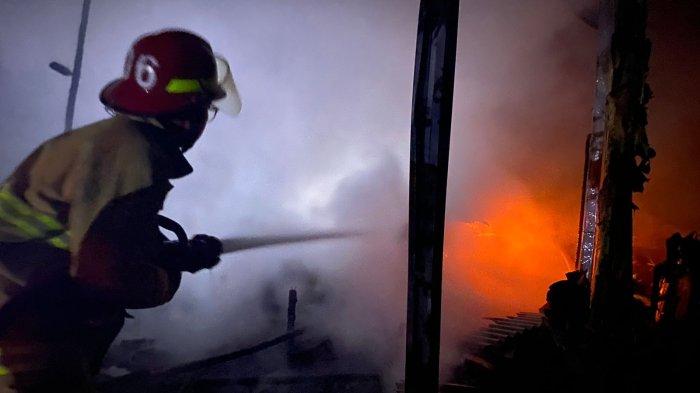 Pulang Salat Warga Trenggalek Syok Rumahnya Ludes Terbakar, Lupa Matikan Kompor saat Memasak Telur