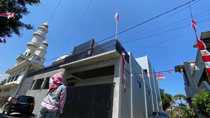BENDERA ONE PIECE - Rumah Dokter Yusdeni Lanasakti, di Kecamatan Bondowoso, Jawa Timur dipasangi bendera One Piece dengan posisi lebih rendah dari Bendera Merah Putih, pada Senin (11/8/2025)