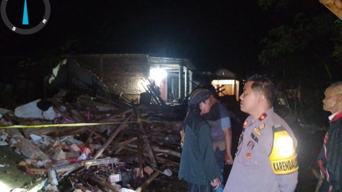 LONGSOR - Rumah warga hancur tertimbun material longsor di Desa Depok, Kecamatan Bendungan, Kabupaten Trenggalek, Jawa Timur, Sabtu (1/11/2025). Bencana alam tersebut menyebabkan dua warga meninggal dunia, dua orang hilang, dan satu warga luka-luka.
