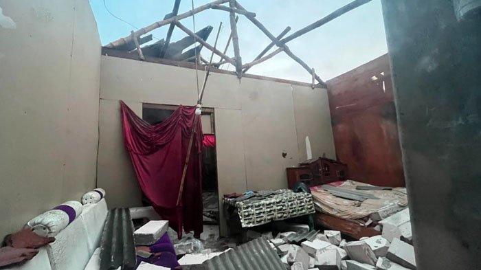 RUMAH RUSAK - Rumah warga hancur usai diterpa hujan es dan angin kencang di Desa Penompo, Jetis, Kabupaten Mojokerto, Jawa Timur. Wilayah Mojokerto Raya masih berpotensi dilanda cuaca ekstrem hujan es disertai angin kencang, Selasa (14/10/2025).