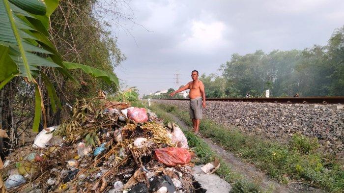 Tidak Ada TPS, Warga di Gresik Buang Sampah Sembarangan Dekat Rel Kereta Api