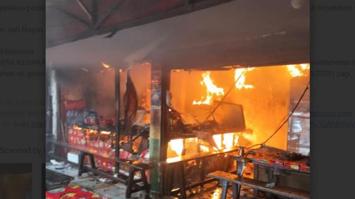 PEMADAMAN KEBAKARAN - Saat Petugas Pemadam Kebakaran dari Dinas Pemadam Kebakaran dan Penyelamatan (DPKP) Kota Surabaya berjibaku memadamkan kebakaran warung kopi dan olahan makanan mi goreng di Jalan Kendangsari Gang I, Tinggilis Mejoyo, Kota Surabaya, pada Senin (17/11/2025) pagi.