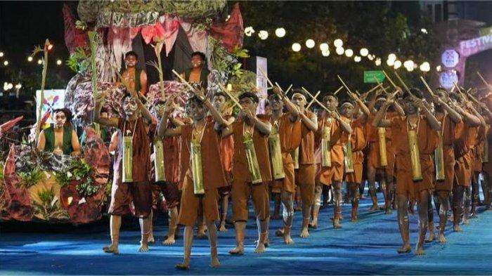 FESTIVAL RONTHEK - Salah satu penampilan grup pada Festival Ronthek Pacitan 2024 lalu di depan Pendopo Kabupaten Pacitan, Jatim. Kabupaten Pacitan bakal punya gawe. Adalah Festival Ronthek Pacitan 2025. Festival Ronthek kembali masuk dalam Kharisma Event Nusantara.