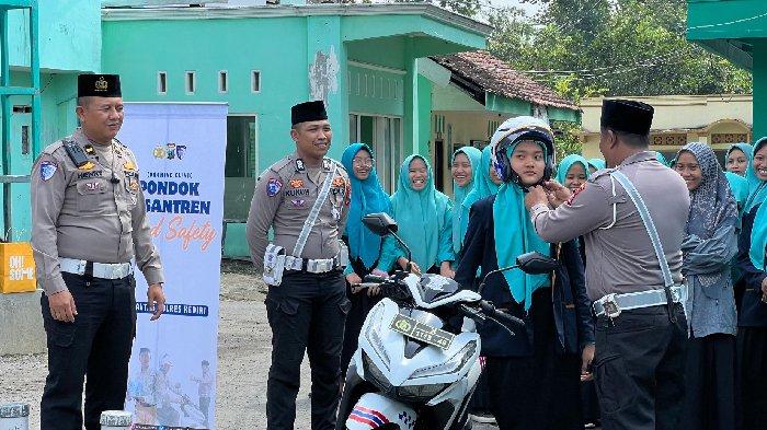 Bangun Budaya Tertib Lalu Lintas, Satlantas Kediri Edukasi Santri Lewat Program Safety Riding