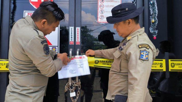 Satpol PP Surabaya Segel Tempat Hiburan Jual Mihol Tak Berizin, Eri: Lapor Jika Ada Oknum Bekingi