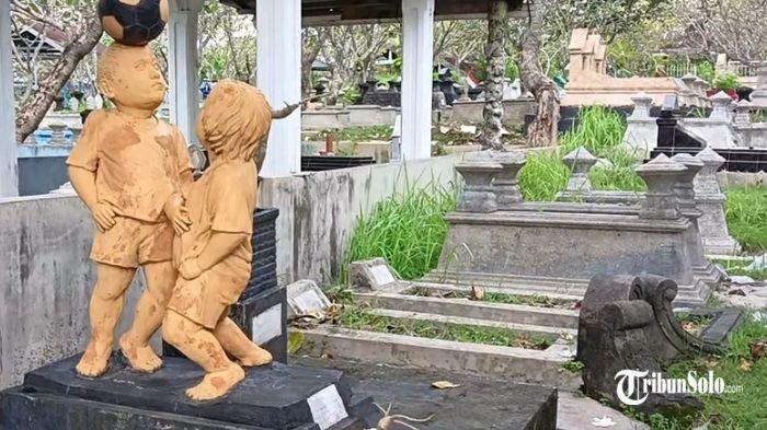 Sebuah makam di Bonoloyo mendadak viral karena di atas makam ada patungnya