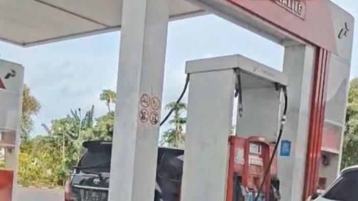 MOBIL DINAS - Sebuah mobil dinas tampak mengisi BBM jenis Pertalite di salah satu SPBU di Kabupaten Tuban. Kendaraan tersebut viral di media sosial karena diduga mengganti pelat nomor demi bisa mengisi BBM bersubsidi.