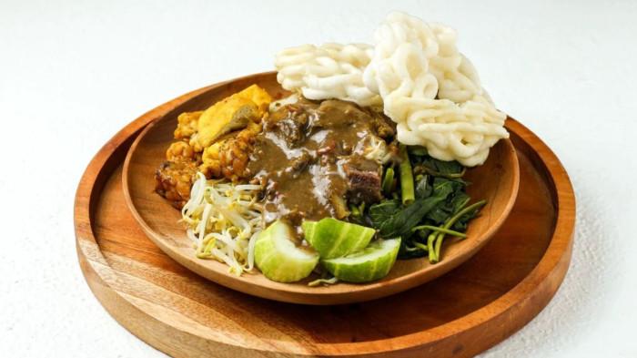 SEJARAH RUJAK CINGUR - Rujak cingur merupakan kuliner khas Surabaya yang telah ada sejak era kolonial dan berkembang pada 1930-an, dari kuliner rakyat hingga menjadi ikon budaya Jawa Timur.