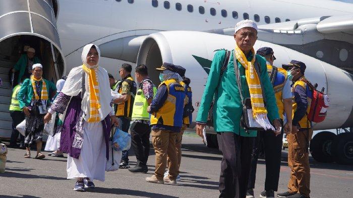PEMULANGAN JEMAAH HAJI - Sejumlah jemaah haji Debarkasi Surabaya saat tiba di Bandara Juanda Surabaya, Kamis (12/6/2025). Masa pemulangan jemaah haji hingga kloter terakhir pada 11 Juli 2025.