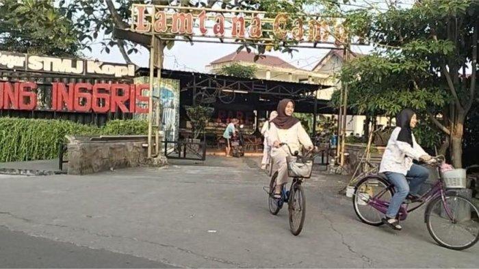 LIBURAN - Sejumlah peserta kursus saat berada di Kampung Inggris Pare, Kabupaten Kediri, Jatim. Mereka mengisi liburan dengan mengikuti short course selama dua minggu sampai satu bulan.