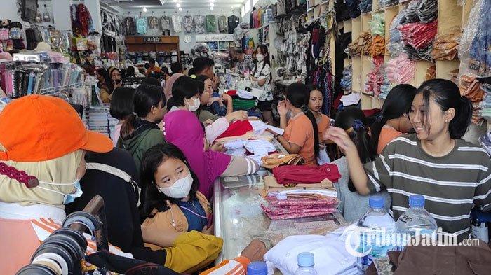 Toko Seragam Sekolah di Kota Blitar Disesaki Pembeli Jelang Tahun Ajaran Baru, Segini Harganya