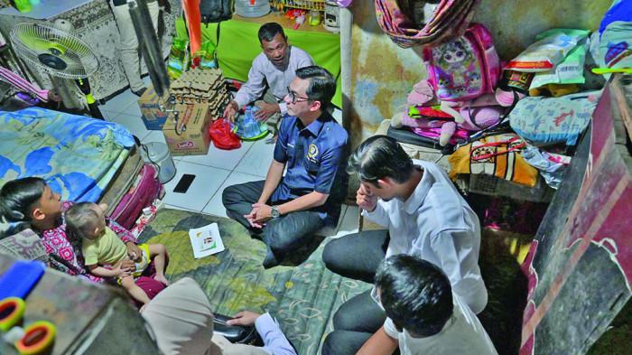 DITINGGAL SUAMI -  Ketua DPRK Banda Aceh, Irwansyah ST bersama Kadis sosial dan Perkim saat berkunjunng ke kost Arsyi di bungker ruko Simpang Surabaya, Banda Aceh, rabu (29/10/2025). Arsy wanita beranak enam tersebut bekerja sebagai pengamen di malam hari.