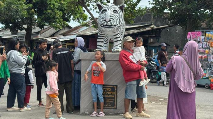 DIPATENKAN - Suasana patung macan putih di Desa Balongjeruk Kecamatan Kunjang Kabupaten Kediri 2026.