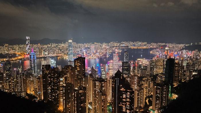 SURGA PEMANDANGAN MALAM - Suasana pemandangan dan panorama Kota Hong Kong yang indah di lihat dari Sky Terrace 428, sebuah bangunan tertinggi di puncak Victoria Peak, Senin (22/9/2025) malam. Dari tempat inilah, salah satu pemandangan malam terbaik di dunia bisa dilihat dan dinikmati.