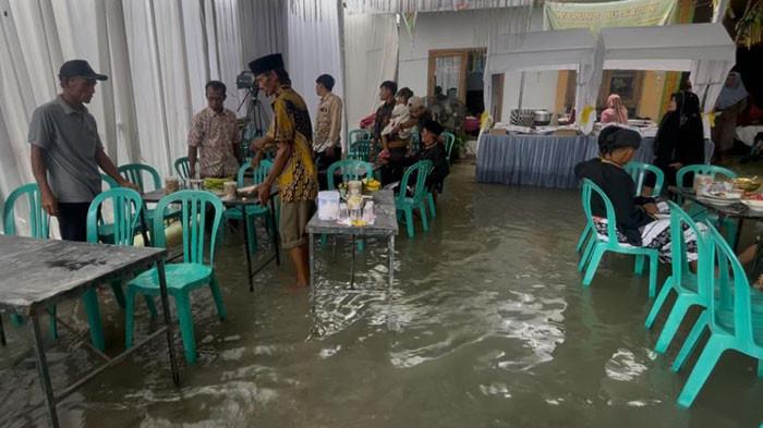 Suasana resepsi pernikahan warga Jombang yang digelar di tengah banjir