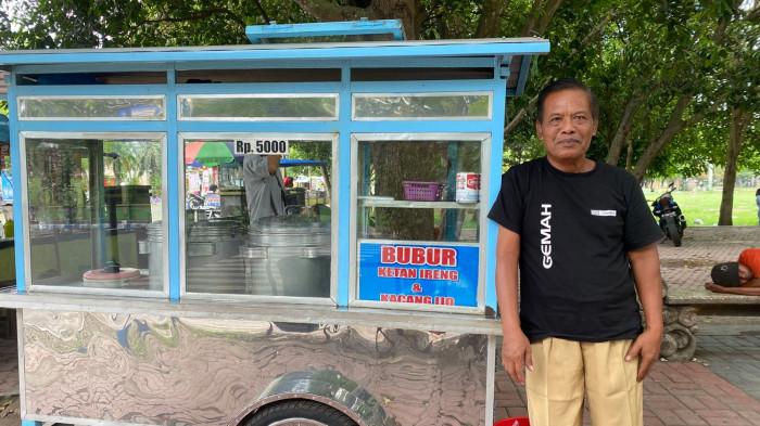 BUBUR - Sumaji penjual bubur ketan legendaris di Bondowoso, Minggu (2/11/2025). Samuji telah berjulan bubur sejak 1985 atau 40 tahun lamanya