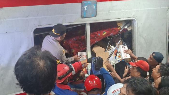 Tabrakan KRL vs Argo Bromo Anggrek di Bekasi
