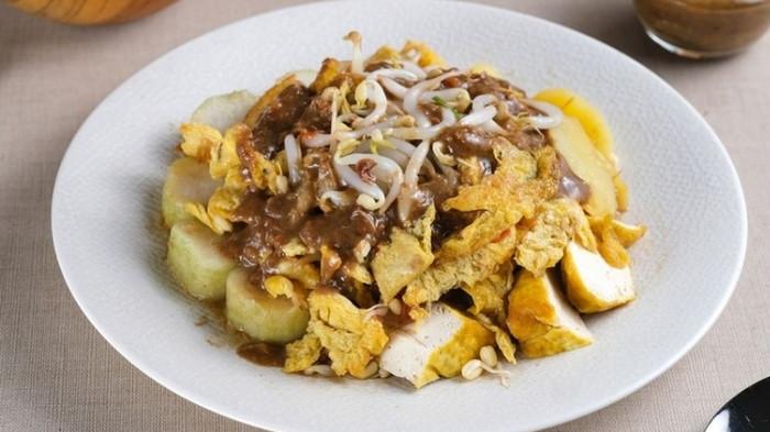 TAHU TEK - Tahu Tek Surabaya adalah kuliner khas Jawa Timur berupa tahu goreng, telur, lontong, kentang, dan tauge yang disiram bumbu petis udang, kacang tanah, dan kecap manis. Nama 