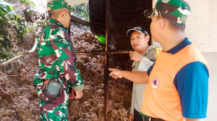 Diawali Guyuran Hujan, Tebing Setinggi 7 Meter Longsor Timpa Rumah Kakek di Trenggalek