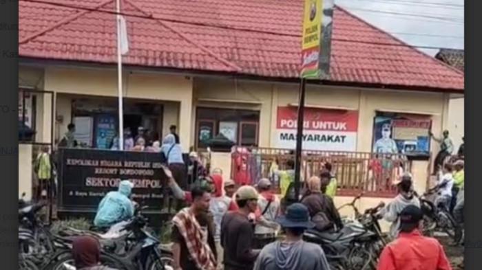 GERUDUK - Tangkapan layar video warga menggeruduk Polsek Ijen di Bondowoso Senin (17/11/2025).