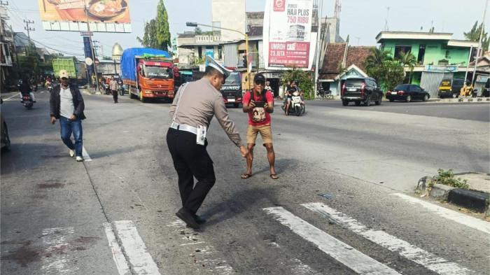 Tak Konsentrasi, Sopir Truk Tronton Boks Tabrak 2 Pemotor di Traffic Light Lamongan, 2 Orang Terluka