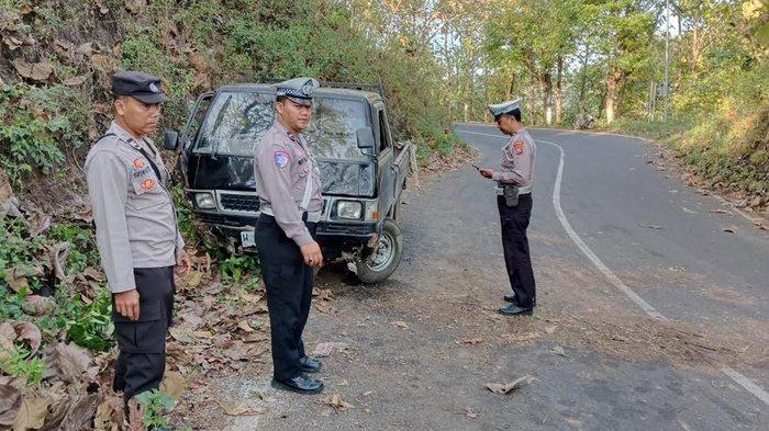 KECELAKAAN - Terjadi kecelakaan di Situbondo, tepatnya di Jalan Raya Bondowoso-Besuki, masuk Desa Sumbercanting, Kecamatan Wringin, Rabu (18/6/2025). Sebuah Pickup Mitsubishi L300 nomor polisi W-8205-DU menabrak tebing di Arak-arak.