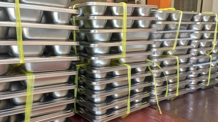 ANGGUR SIANIDA - Ilustrasi tumpukan nampan program Makan Bergizi Gratis. Terbaru viral kabar ada menu MBG yang anggurnya mengandung sianida.