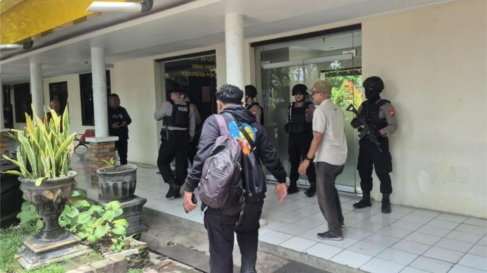 GELEDAH - Tim KPK saat sampai di kantor DPUPKP, Jalan Gajah Mada, Kelurahan Bangunsari, Kecamatan/Kabupaten Ponorogo, Jatim, Kamis (13/11/2025). Mereka datang di kantor KPK sekitar pukul 11.00 wib. Tim KPK menaiki 2 mobil Toyota Innova.  Pun dijaga oleh polisi bersenjata lengkap.