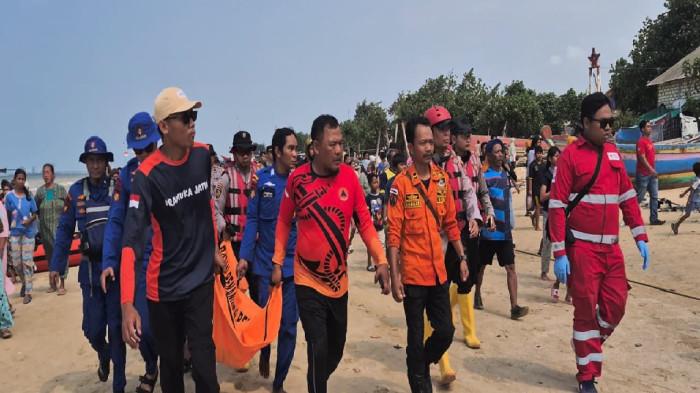 DITEMUKAN - Tim SAR gabungan mengevakuasi korban tenggelam yang ditemukan meninggal dunia di perairan Laut Utara, Desa Tambakboyo, Kecamatan Tambakboyo, Kabupaten Tuban, Kamis (25/12/2025).