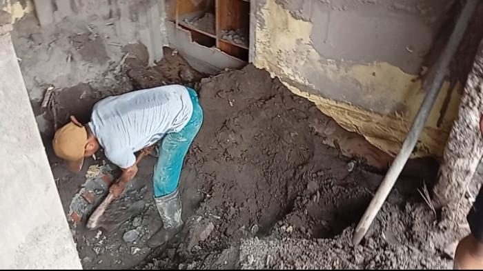 Toha (baju putih) menggali puing rumahnya demi uang Rp10 juta yang disimpan di jaket