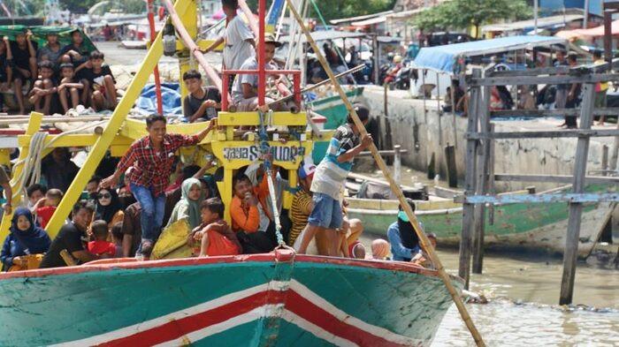 TRADISI PRAONAN -  Perayaan Lebaran Ketupat, yang dilaksanakan tepat satu minggu setelah Idul Fitri.
Tradisi ini digelar di Pelabuhan Kota Pasuruan dan menjadi agenda yang dinanti warga setiap tahunnya.